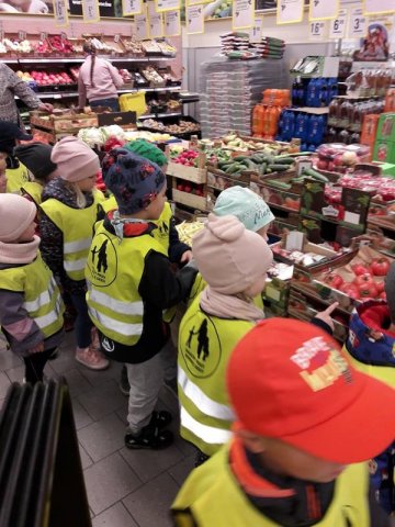 GR. II Wycieczka do pobliskiego sklepu z warzywami i owocami 2019
